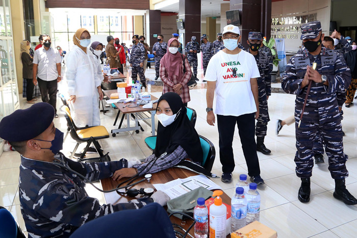 Serbuan vaksinasi Covid-19 di Universitas Negeri Surabaya (Unesa), Jawa Timur, Kamis (9/9/2021).