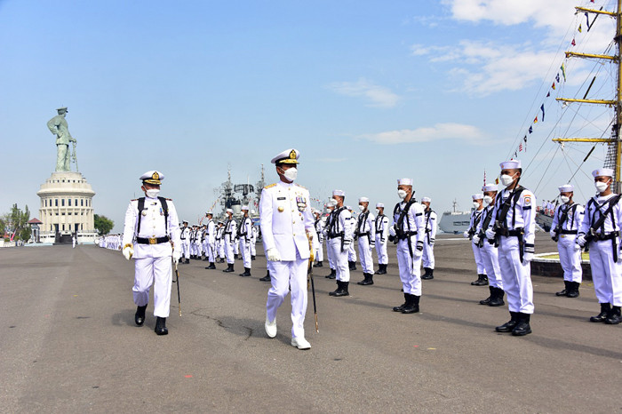 Panglima Koarmada II Laksda TNI Iwan Isnurwanto, melakukan inspeksi pasukan ketika memimpin upacara peringati Hari Jadi ke-76 TNI AL, Jumat (10/9/2021).