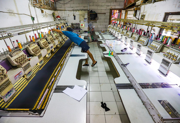 Pekerja sedang menyelesaikan pesanan bordir kerudung di kawasan Jakarta Barat, Jumat (10/9/2021).