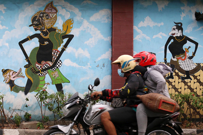 Kendaraan bermotor melintas di Jalan Ahmad Yani Surabaya, Jawa Timur, Jumat (10/9/2021).