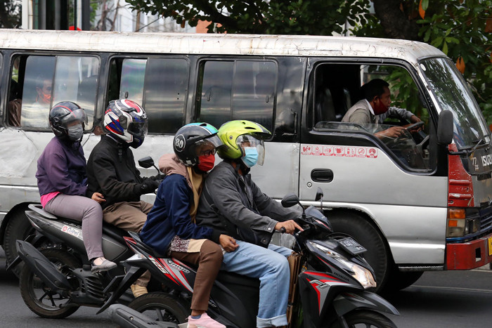 Kendaraan bermotor melintas di Jalan Ahmad Yani Surabaya, Jawa Timur, Jumat (10/9/2021).