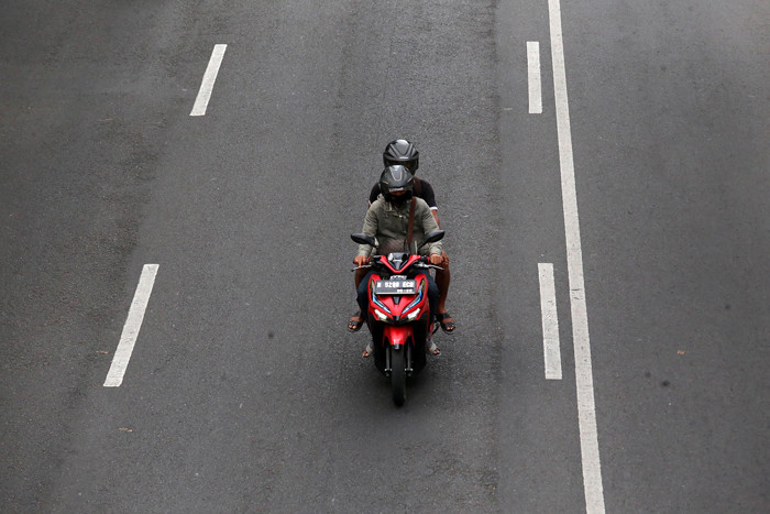 Kendaraan bermotor melintas di Jalan Ahmad Yani Surabaya, Jawa Timur, Jumat (10/9/2021).