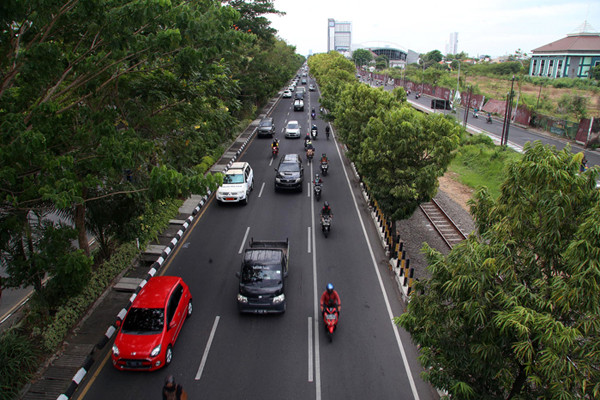 Kendaraan bermotor melintas di Jalan Ahmad Yani Surabaya, Jawa Timur, Jumat (10/9/2021).