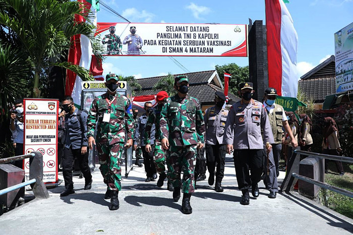 Panglima TNI Marsekal TNI Hadi Tjahjanto meninjau serbuan vaksinasi di SMA Negeri 4 Mataram, Nusa Tenggara Barat, Jumat (10/9/2021).
