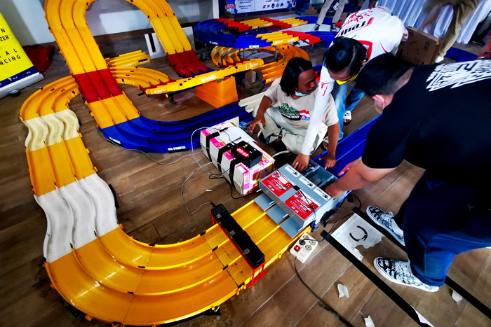 Para pecinta salah satu mainan yang paling meledak di seluruh antero bumi, termasuk di Indonesia merakit mobil tamiya di Jakarta Pusat, Jumat (10/9/2021).