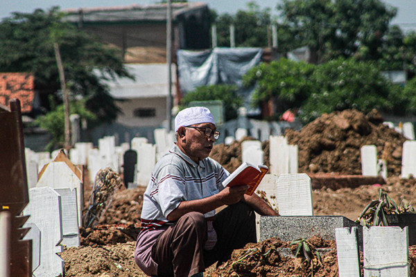Warga berziarah di makam khusus Covid-19, TPU Rorotan, Cilincing, Jakarta Utara, Kamis (9/9/2021).