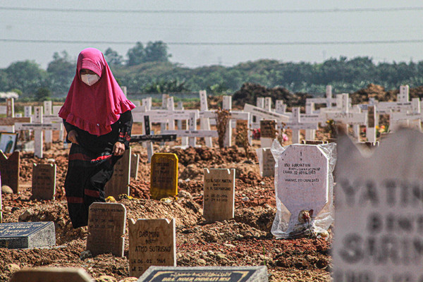 Warga berziarah di makam khusus Covid-19, TPU Rorotan, Cilincing, Jakarta Utara, Kamis (9/9/2021).