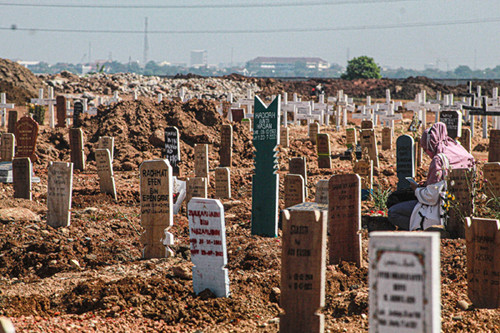 Warga berziarah di makam khusus Covid-19, TPU Rorotan, Cilincing, Jakarta Utara, Kamis (9/9/2021).