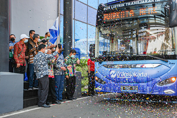 Petugas Transjakarta memeriksa kesiapan Bus Listrik sebelum uji coba pelepasan armada di Kantor Pusat Transjakarta, Cawang, Jakarta Timur, Jumat (10/9/2021).