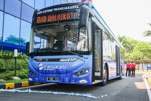 Petugas Transjakarta memeriksa kesiapan Bus Listrik sebelum uji coba pelepasan armada di Kantor Pusat Transjakarta, Cawang, Jakarta Timur, Jumat (10/9/2021).