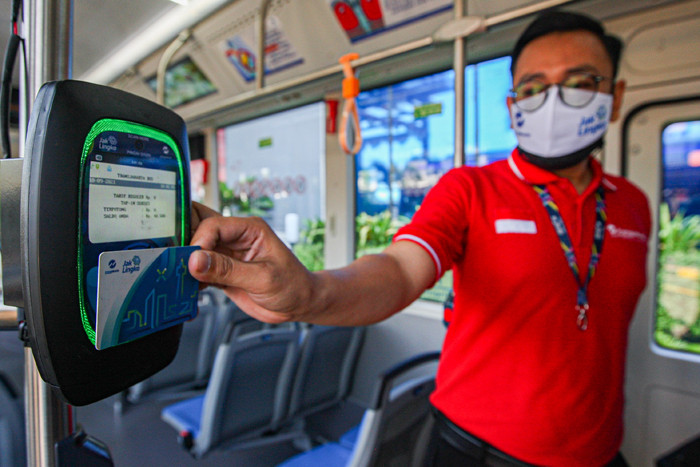 Petugas Transjakarta memeriksa kesiapan Bus Listrik sebelum uji coba pelepasan armada di Kantor Pusat Transjakarta, Cawang, Jakarta Timur, Jumat (10/9/2021).