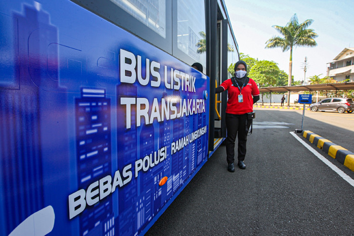 Petugas Transjakarta memeriksa kesiapan Bus Listrik sebelum uji coba pelepasan armada di Kantor Pusat Transjakarta, Cawang, Jakarta Timur, Jumat (10/9/2021).
