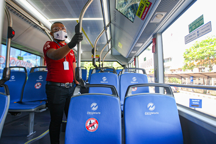 Petugas Transjakarta memeriksa kesiapan Bus Listrik sebelum uji coba pelepasan armada di Kantor Pusat Transjakarta, Cawang, Jakarta Timur, Jumat (10/9/2021).