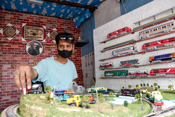 Iskandar (52) menyelesaikan pembuatan miniatur kereta api di kiosnya di Kawasan Manggarai, Jakarta Selatan, Sabtu (11/9/2021).