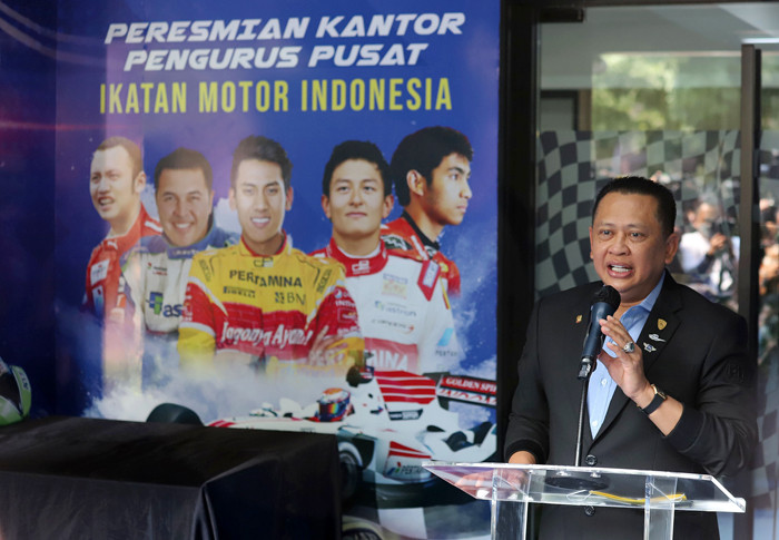 Ketua MPR Bambang Soesatyo memberikan paparannya saat pembukaan kantor Pengurus Pusat Ikatan Motor Indonesia di kawasan Stadion GBK, Jakarta, Jumat (10/9/2021).