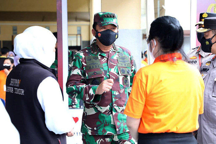 Panglima TNI Marsekal TNI Hadi Tjahjanto meninjau pelaksanaan percepatan vaksinasi di wilayah Malang, Jawa Timur, Sabtu (11/9/2021).
