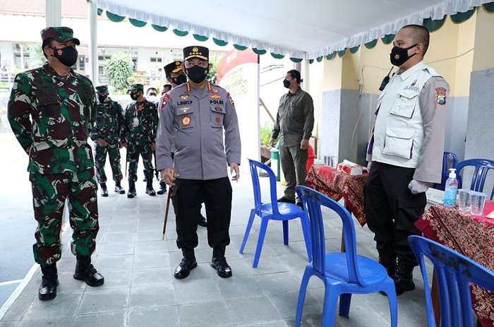 Panglima TNI Marsekal TNI Hadi Tjahjanto meninjau pelaksanaan percepatan vaksinasi di wilayah Malang, Jawa Timur, Sabtu (11/9/2021).