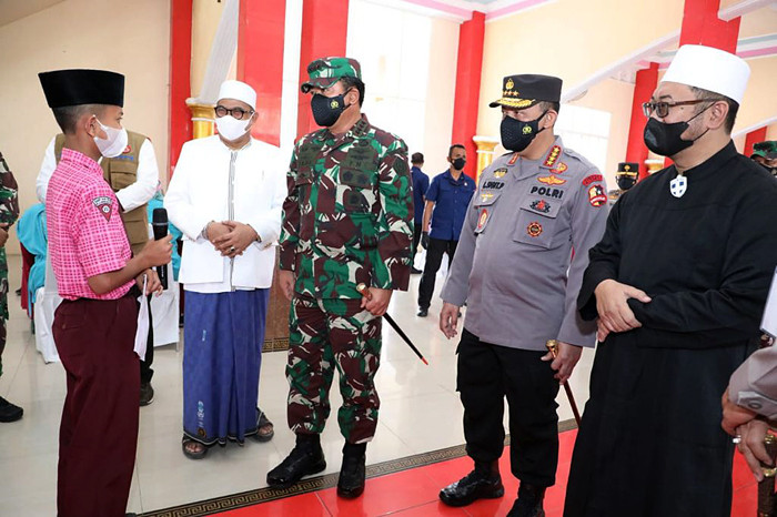 Panglima TNI Marsekal TNI Hadi Tjahjanto meninjau pelaksanaan percepatan vaksinasi di wilayah Malang, Jawa Timur, Sabtu (11/9/2021).