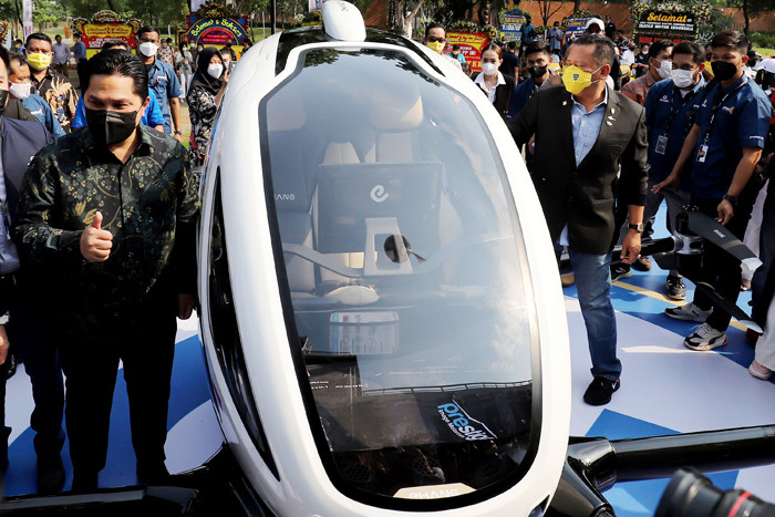Drone penumpang atau taksi terbang EHang 216 saat dipamerkan di kawasan Senayan, Jakarta. Jumat (10/9/2021).