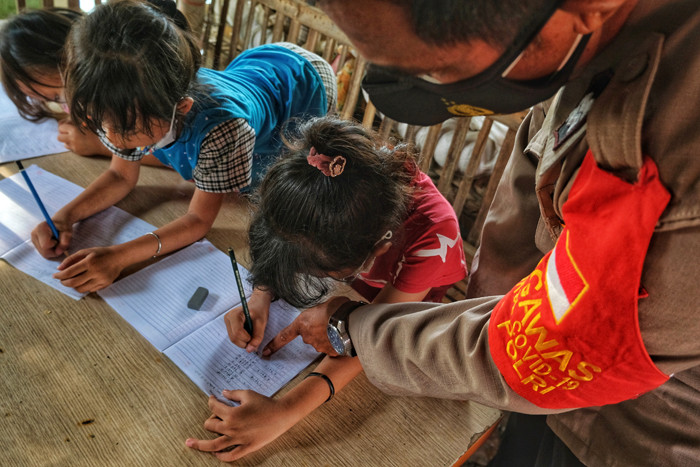 Anggota Polsek Mamajang, Makassar, Aiptu Paleweri mendirikan tempat belajar bagi puluhan anak miskin di Makassar.