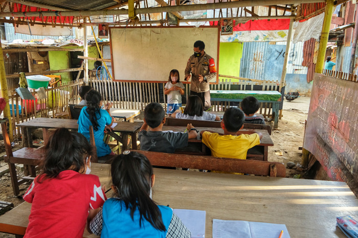 Anggota Polsek Mamajang, Makassar, Aiptu Paleweri mendirikan tempat belajar bagi puluhan anak miskin di Makassar.