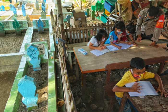 Anggota Polsek Mamajang, Makassar, Aiptu Paleweri mendirikan tempat belajar bagi puluhan anak miskin di Makassar.