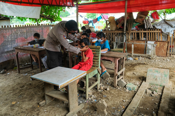 Anggota Polsek Mamajang, Makassar, Aiptu Paleweri mendirikan tempat belajar bagi puluhan anak miskin di Makassar.