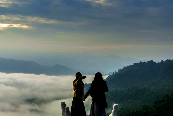 Pengunjung saat menikmati suasana objek wisata Negeri Atas Awan sempat di Kawasan Desa Citorek, Lebak, Banten, Minggu (12/9/2021).