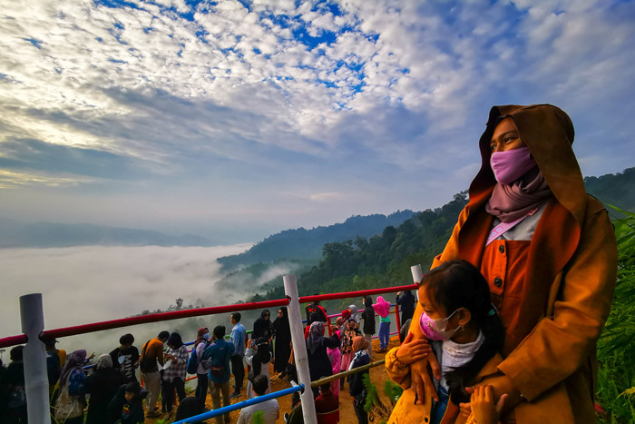 Pengunjung saat menikmati suasana objek wisata Negeri Atas Awan sempat di Kawasan Desa Citorek, Lebak, Banten, Minggu (12/9/2021).