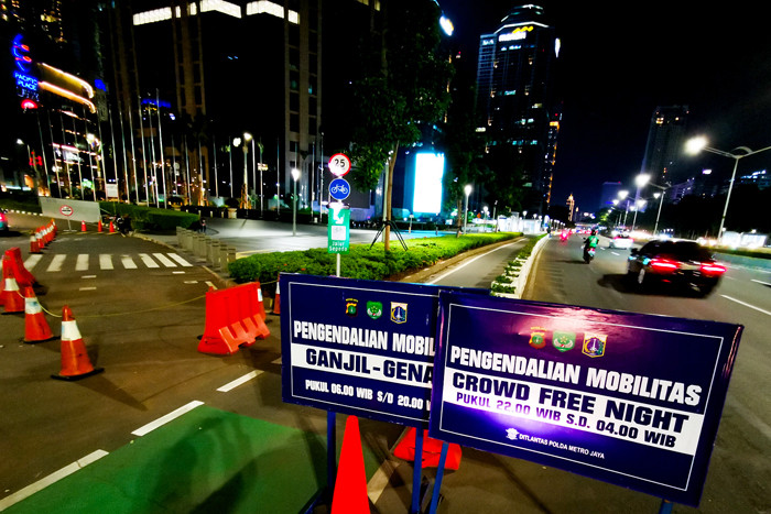 Petugas saat melakukan penjagaan kendaraan yang akan melintas masuk ke jalan Jenderal Sudirman, Jakarta Pusat, Minggu (12/9/2021).