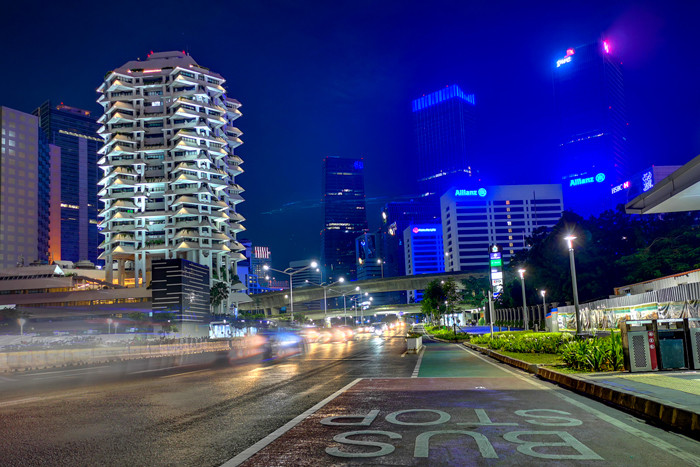 Petugas saat melakukan penjagaan kendaraan yang akan melintas masuk ke jalan Jenderal Sudirman, Jakarta Pusat, Minggu (12/9/2021).