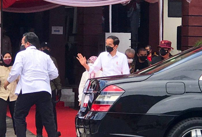 Presiden Joko Widodo meninjau pelaksanaan vaksinasi dari pintu ke pintu di Kabupaten Klaten, Jawa Tengah. Senin (13/9/2021).