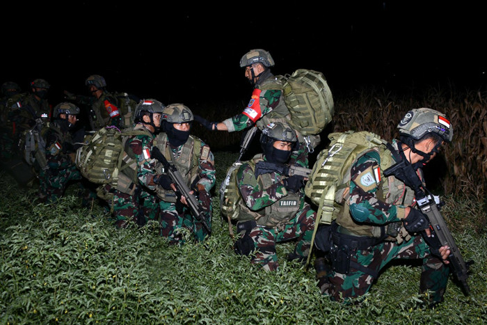 Latihan terjun tempur malam, di Desa Banyuputih Kecamatan Asembagus Kabupaten Situbondo, Jawa Timur, Senin (13/9/2021) dini hari.