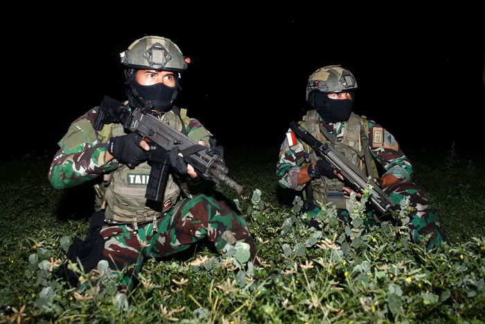 Latihan terjun tempur malam, di Desa Banyuputih Kecamatan Asembagus Kabupaten Situbondo, Jawa Timur, Senin (13/9/2021) dini hari.