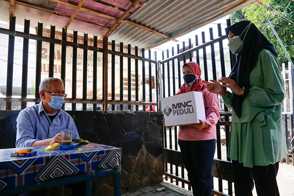 Relawan saat membagikan masker dan sosialiasasi pentingnya protokol kesehatan di Pela Mampang, Jakarta Selatan, Senin (13/9/2021).
