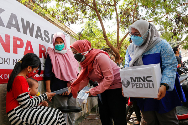 Relawan saat membagikan masker dan sosialiasasi pentingnya protokol kesehatan di Pela Mampang, Jakarta Selatan, Senin (13/9/2021).