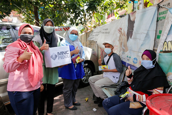 Relawan saat membagikan masker dan sosialiasasi pentingnya protokol kesehatan di Pela Mampang, Jakarta Selatan, Senin (13/9/2021).