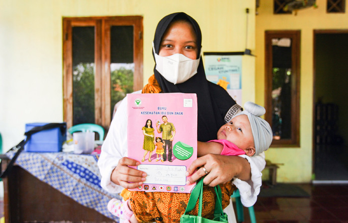 MNC Peduli bersama Posyandu Melati 9 berikan pelayanan pemeriksaan gizi rutin untuk ibu hamil dan anak-anak di Kelurahan Sumur Batu, Bekasi, Senin (13/9/2021).