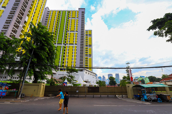Suasana tidak adanya aktifitas rusun pasar rumput yang digunakan untuk pasien Covid-19 dengan gerbang tertutup rapat di Jakarta, Senin (13/9/2021).
