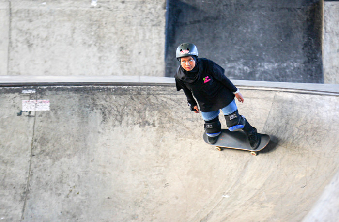 Atlet Skateboard Indonesia Nyimas Bunga Cinta saat bermain skateboard di Skatepark Pasar Rebo, Jakarta, Minggu (12/9/2021).