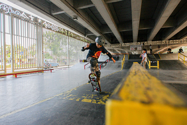 Atlet Skateboard Indonesia Nyimas Bunga Cinta saat bermain skateboard di Skatepark Pasar Rebo, Jakarta, Minggu (12/9/2021).