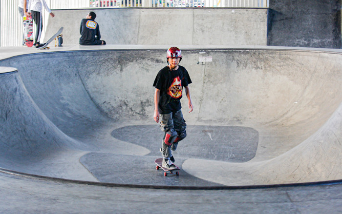 Atlet Skateboard Indonesia Nyimas Bunga Cinta saat bermain skateboard di Skatepark Pasar Rebo, Jakarta, Minggu (12/9/2021).