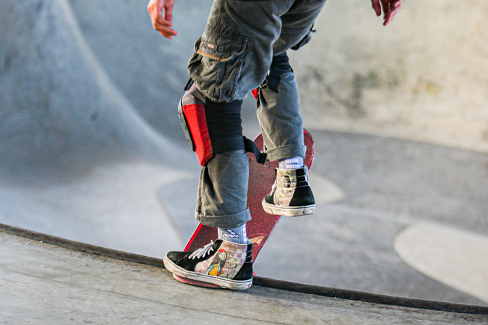 Atlet Skateboard Indonesia Nyimas Bunga Cinta saat bermain skateboard di Skatepark Pasar Rebo, Jakarta, Minggu (12/9/2021).