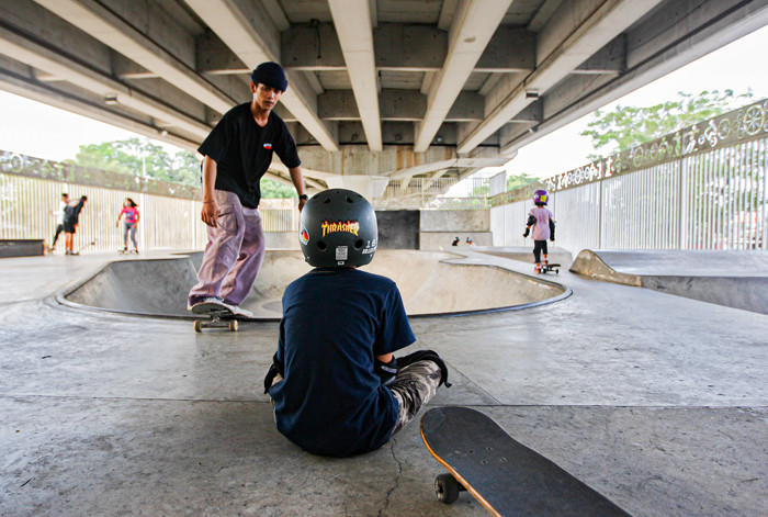 Atlet Skateboard Indonesia Nyimas Bunga Cinta saat bermain skateboard di Skatepark Pasar Rebo, Jakarta, Minggu (12/9/2021).