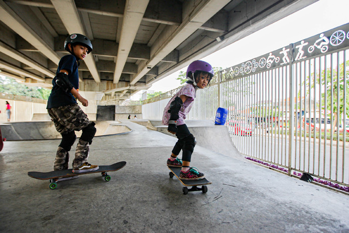 Atlet Skateboard Indonesia Nyimas Bunga Cinta saat bermain skateboard di Skatepark Pasar Rebo, Jakarta, Minggu (12/9/2021).