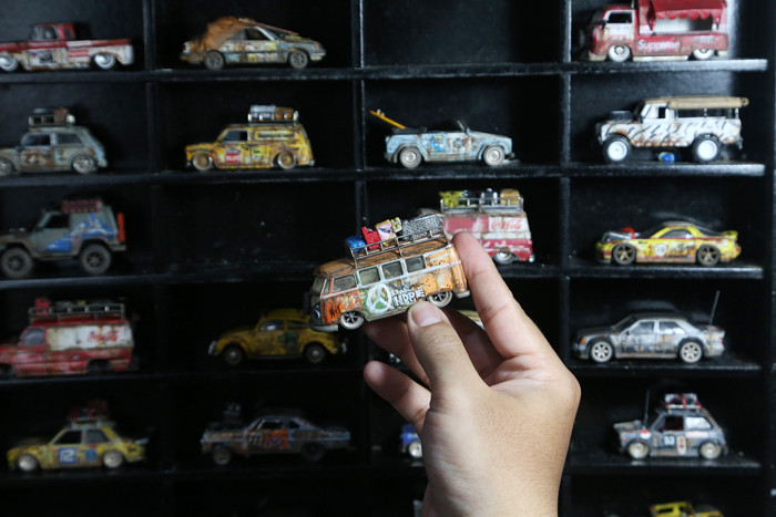 Perajin miniatur mobil, Adi Pradana Angga Nandyta, menyelesaikan pesanan miniatur mobil atau diecast di rumahnya di Surabaya, Jawa Timur, Senin (13/9/2021).