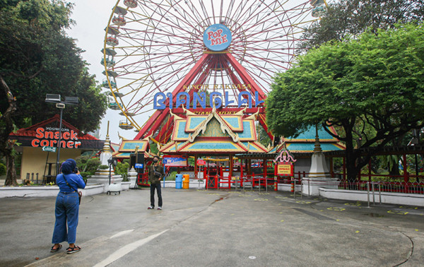 Pengunjung berswafoto di wahana permainan Dunia Fantasi, Ancol, Jakarta Utara, Selasa (14/9/2021).