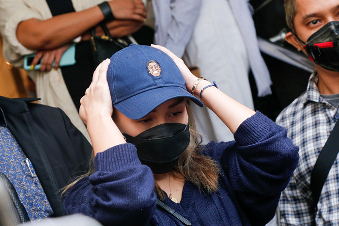 Pedangdut Ayu Ting Ting didampingi kuasan hukumnya Minola Sebayang saat memberikan keterangan kepada wartawan di Jakarta, Selasa (14/9/2021).