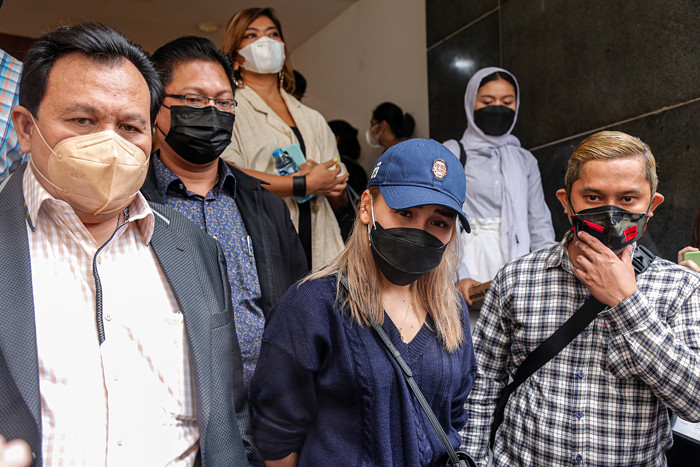Pedangdut Ayu Ting Ting didampingi kuasan hukumnya Minola Sebayang saat memberikan keterangan kepada wartawan di Jakarta, Selasa (14/9/2021).
