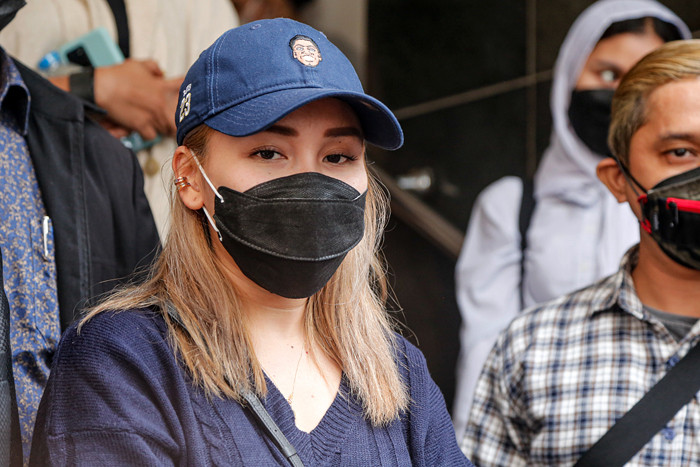 Pedangdut Ayu Ting Ting didampingi kuasan hukumnya Minola Sebayang saat memberikan keterangan kepada wartawan di Jakarta, Selasa (14/9/2021).